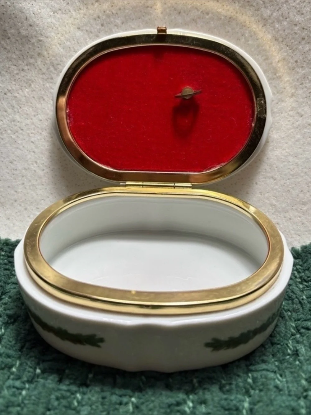 Vintage 1986 Heritage House “Melodies of Christmas” Porcelain Trinket Music Box